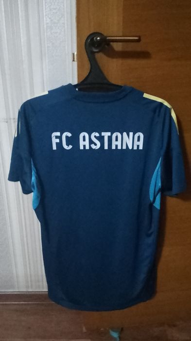 Ветровка и футболка