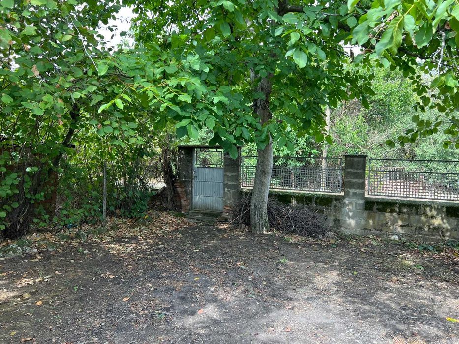 Продавам / Заменям къща с двор в село Бръшлен