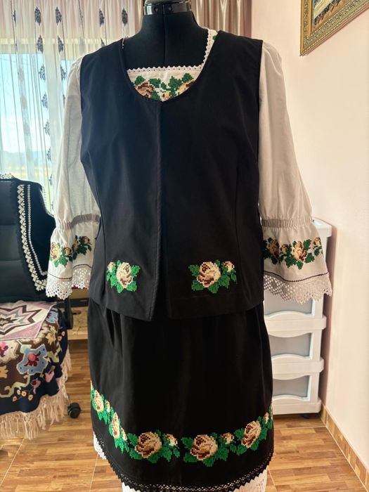 Costum popular cusut la mașină, alcătuit din 4 piese