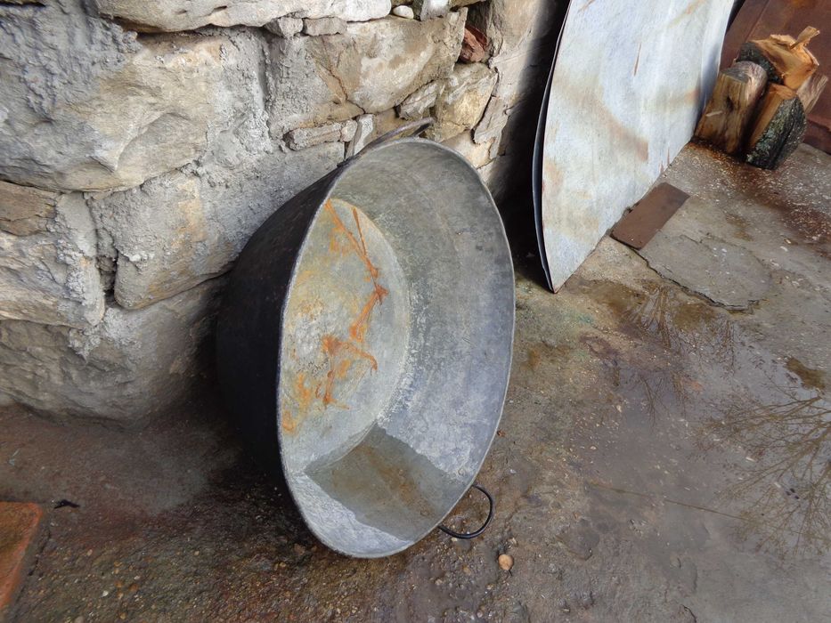 Стари медни котли и тава.