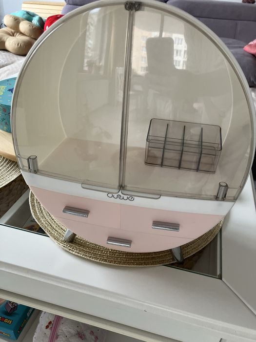 Органайзер за гримове