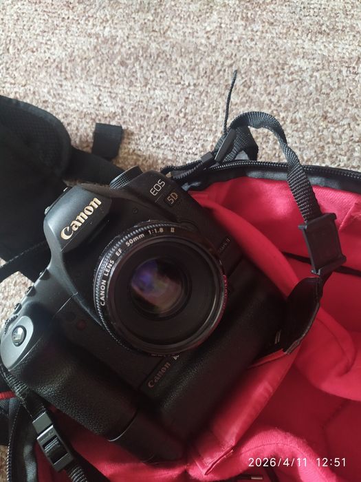 Canon 5D Mark II cu grip si Canon 50mm 1.8