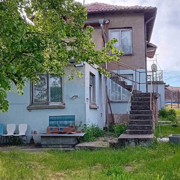 Продава се къща на два етажа  с.Друган Община Радомир