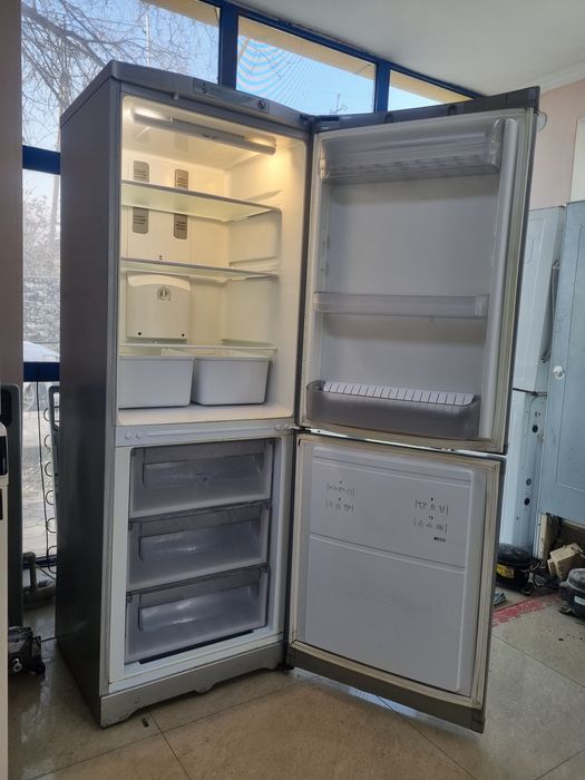 Холодильник ARISTON