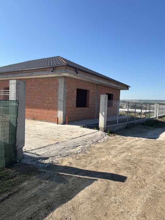 Vand casa la rosu