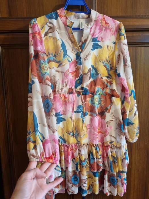 Различни дамски рокли