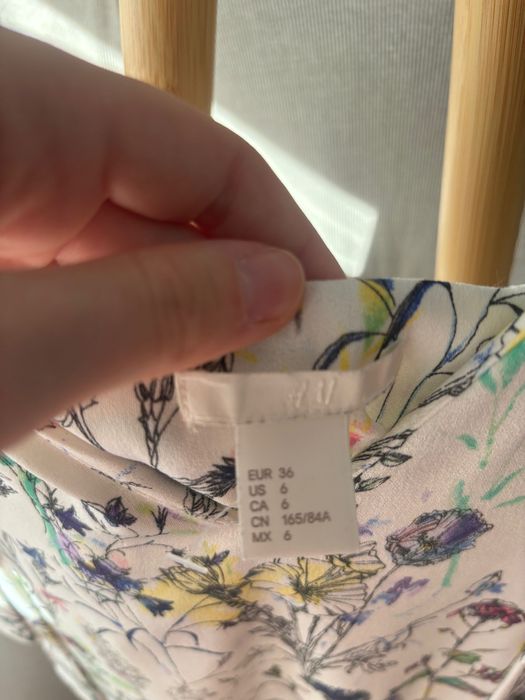 Флорална рокля с презрамки на HM