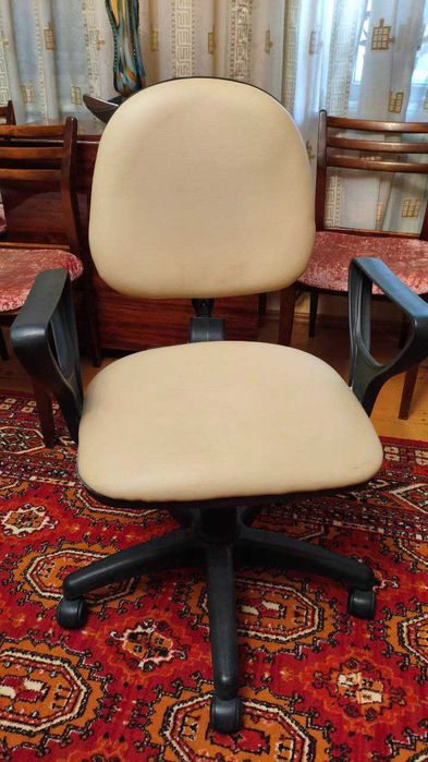 Оффисные стулья с подлокотниками