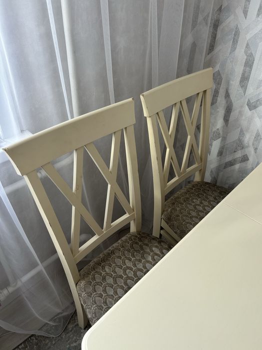 Продам кухонный стол и стулья.