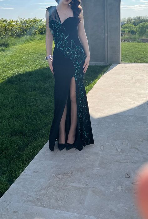 Rochie eveniment cu paiete si trena