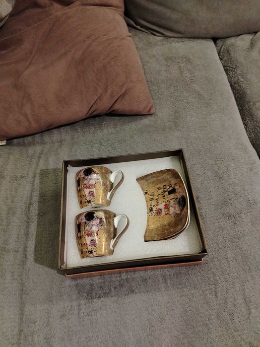 Комплект чаши за кафе ЦЕЛУВКАТА с чинийки и лъжички