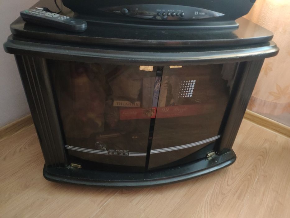 Продаётся телевизор вместе с тумбой