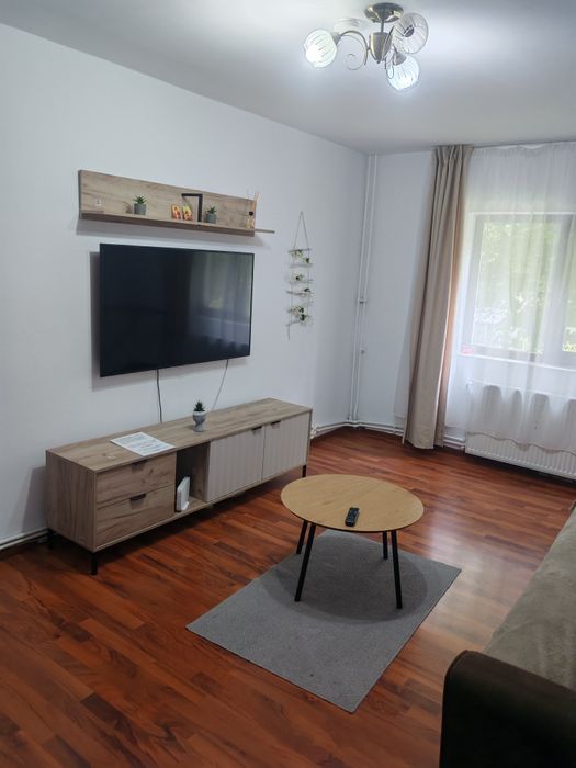 Închiriez apartament 2 camere, decomandat!