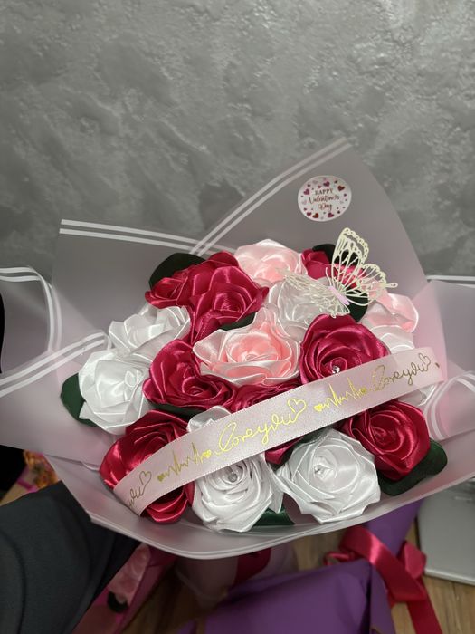 Розы из атласных лент