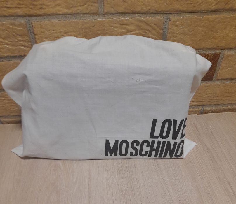 Vând poşetă Moschino