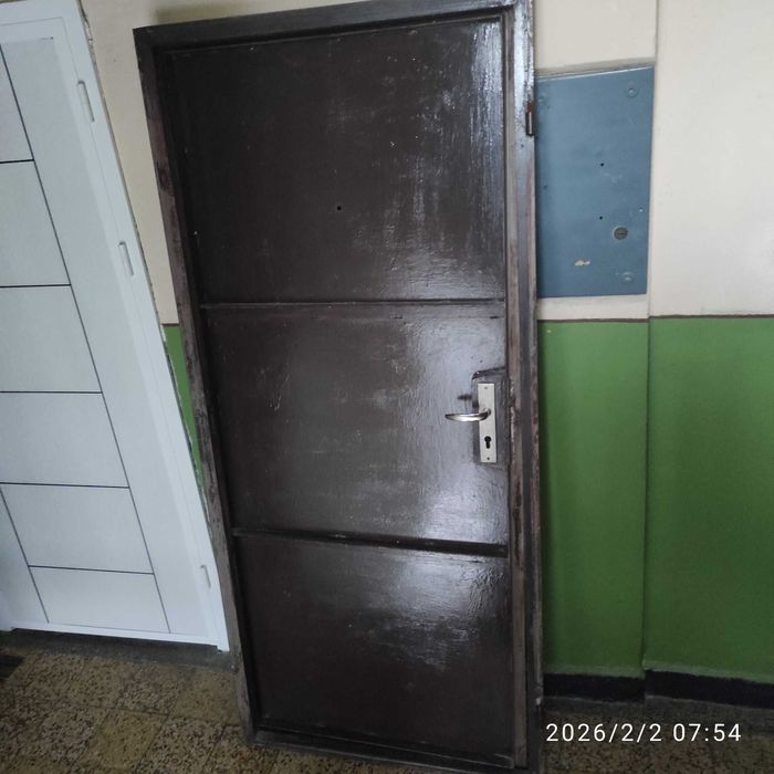 Метална врата с каса