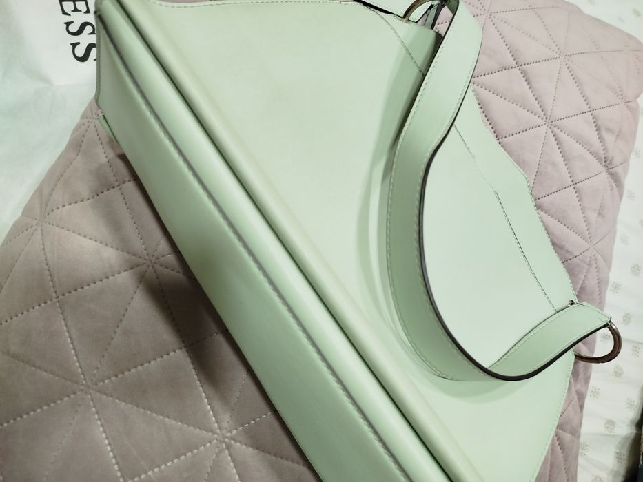 Дамска чанта GUESS