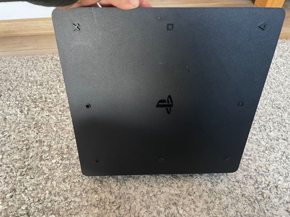 Vand PS4   - stare buna cu o maneta plus incarcator de maneta, doua cabluri, cadou jocurile(Fifa 2023, Minecraft, Grand THEFT auto,plus altele)