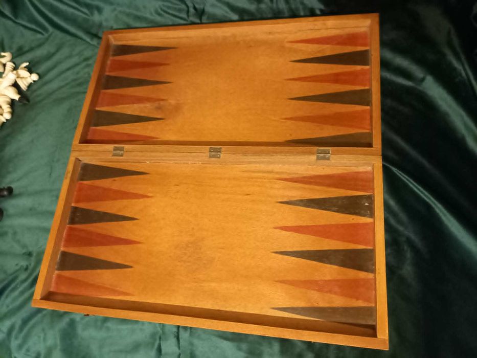 Joc vechi şah şi 2 seturi de piese plastic, set rar de figurine medievale, tabla mare, interior bine finisat pentru table