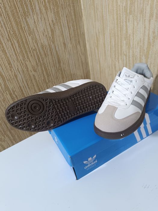 Женские кроссовки