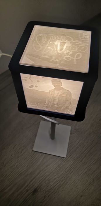 Veioza cub, cu poze printate 3D in relief, personalizata