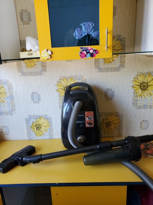 Продаю пылесос ,,Самсунг", работает отлично, оригинал.Цена:400000сум.