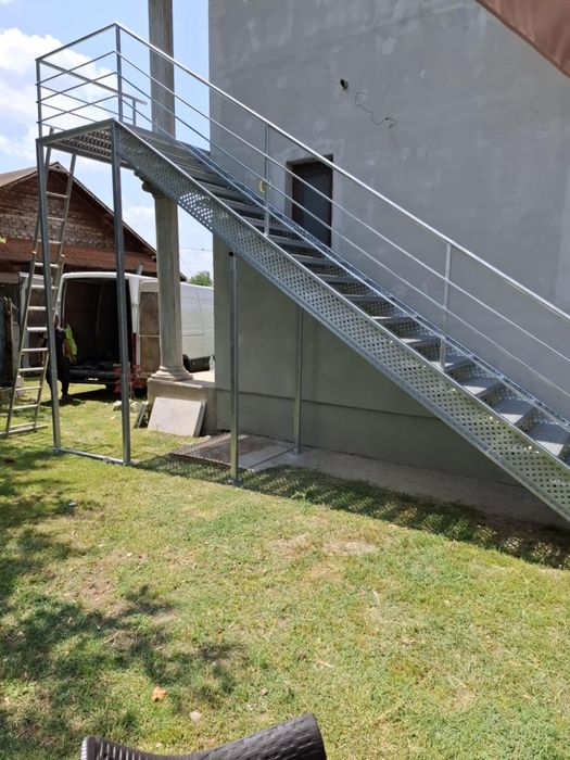 Scări metalice zincate