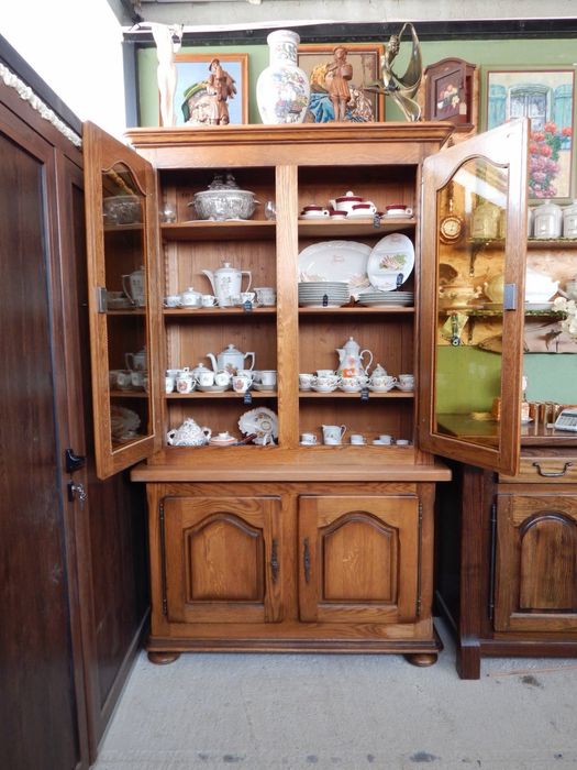 Витрина - шкаф , дъб масив , Франция 1980 г.