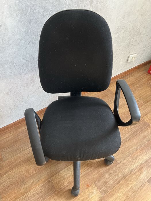 офисные кресла, цвет черный