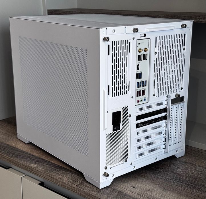 Геймърски PC AMD Ryzen 7 7800X3D / GeForce RTX 4070 Ti SUPER / RAM Kingston DDR5 32 GB 6000 MHz / SSD Kingston 2 TB