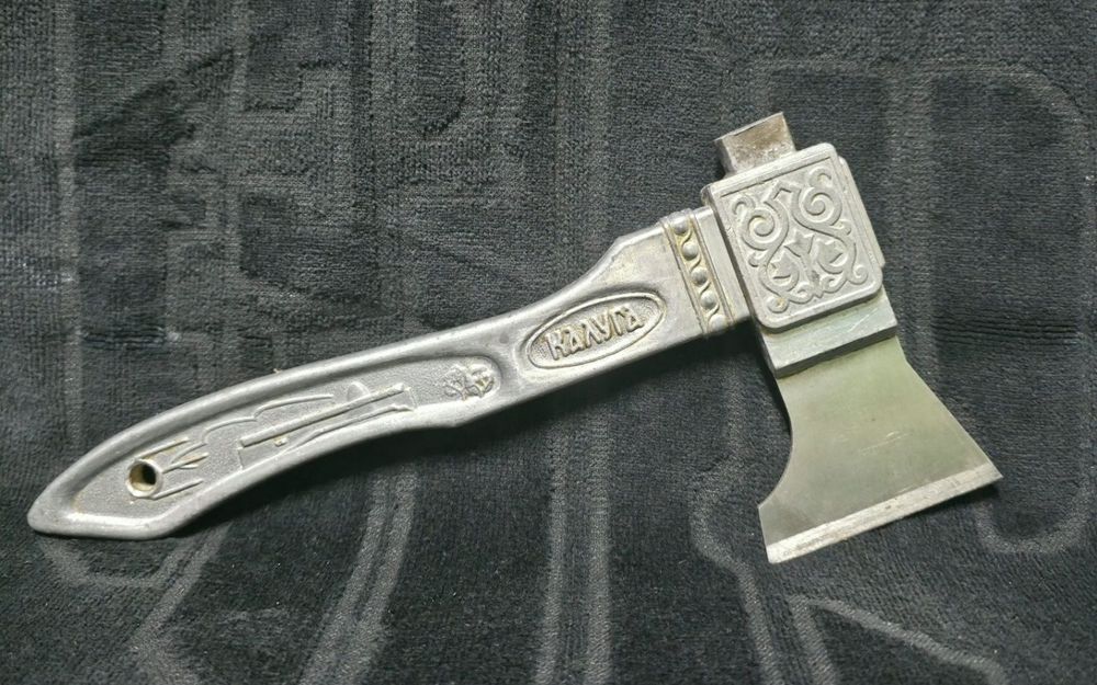 De vanzare, topor "vechi de colecție" anul 1371