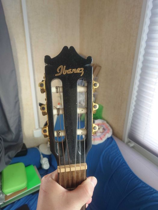 Акустична Китара Ibanez с колан, презареждаща 9 волтова батерия и колан Fender