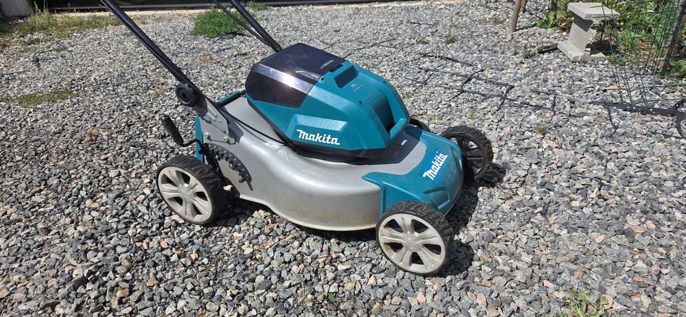 Masina tuns Gazon Makita DLM460z