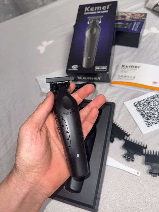 Mașină de tuns Kemei KM-2299 – Nouă, sigilată