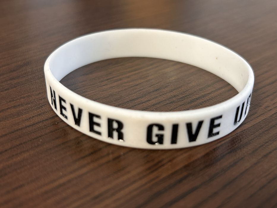 Силиконова гривна с релефен надпис Never give up