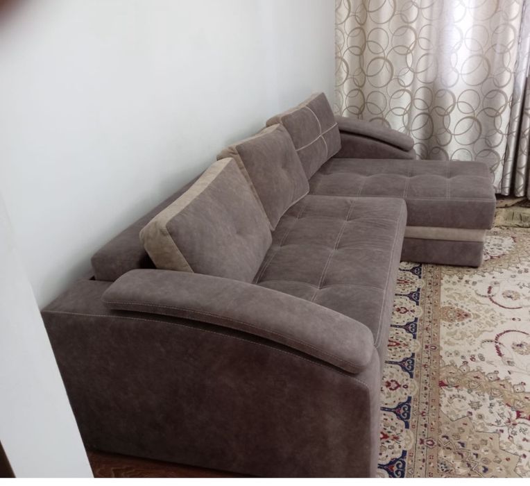 Углавой диван в отличном состаяний