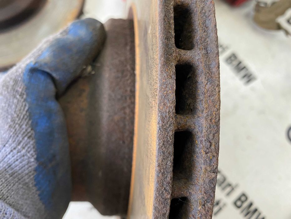 Etrier disc spate BMW E90,E91,E92,E93 325d,325i,330d,330i 330mm