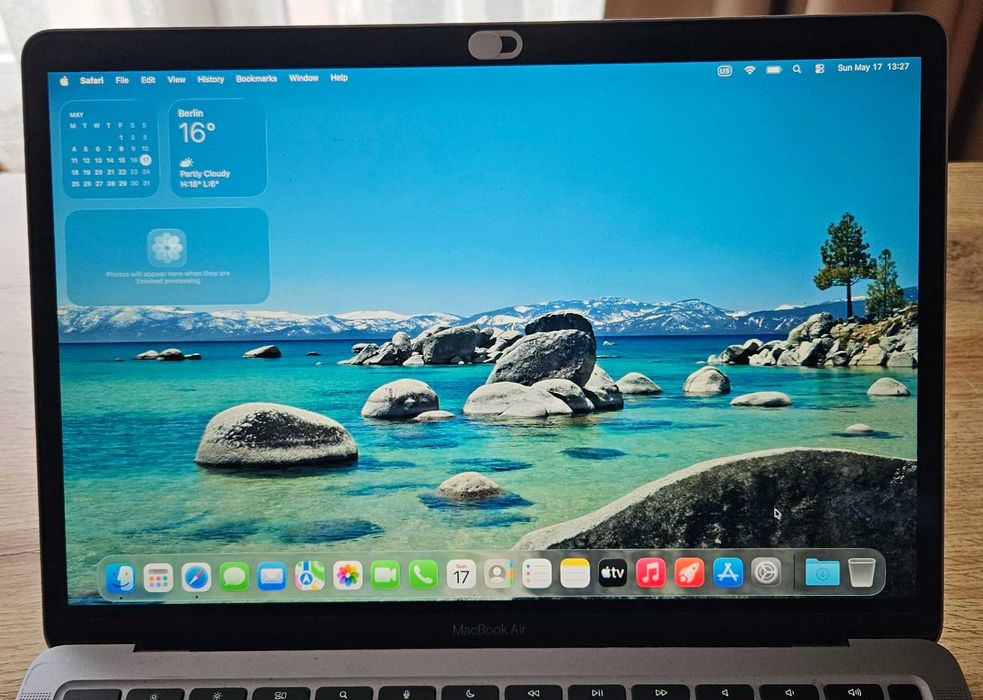 MacBook Air 13" M1 2020 / 16GB RAM / 256GB SSD (работи с външна клавиатура)