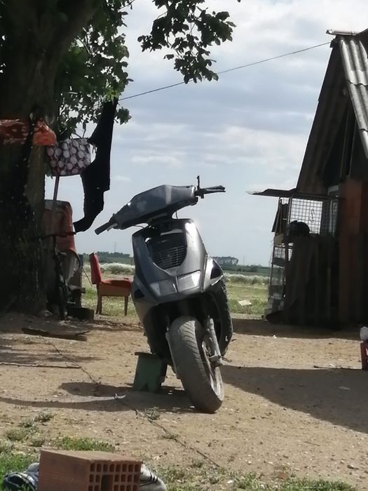 Vând scuter aprilia