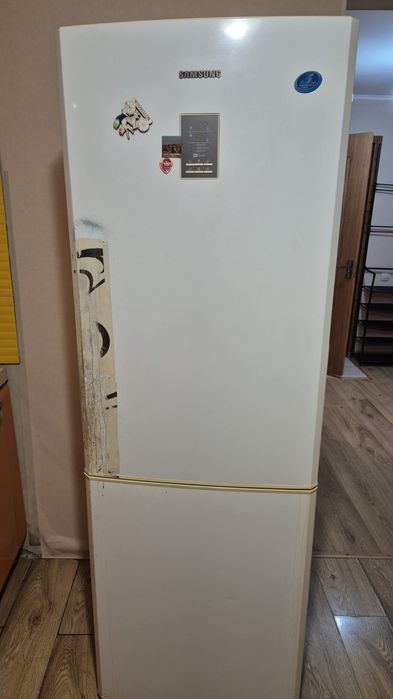 Продам холодильник. Цена 45000 тенге. Торг.