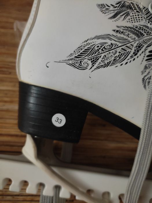 Продам фигурные коньки р33