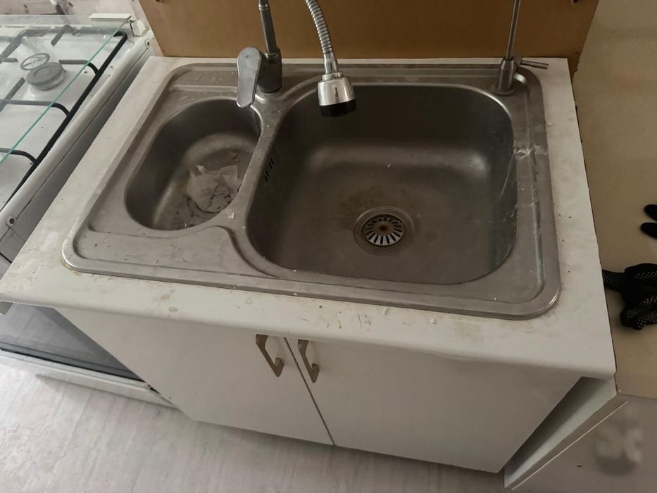 Кухонный гарнитур и зеркало со шкафом