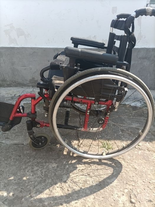 Vind 2 cariucioare pentru persoane cu dizabilitati locomotorii