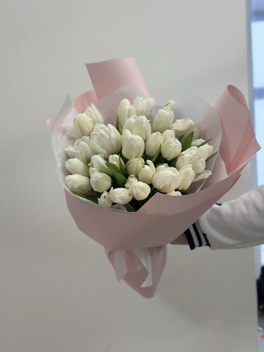 Тюльпаны в собрных букетах с оформлением