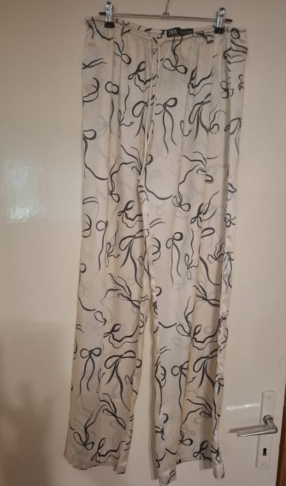 Pantaloni Zara cu fundite mărimea M