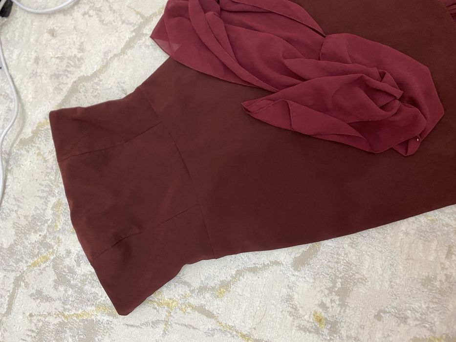 Вечернее платье в бордовом цвете