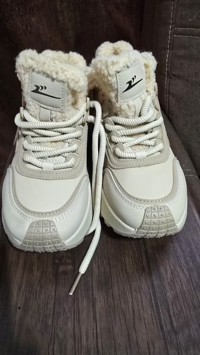 Кроссовки зимние для девочки. Новые