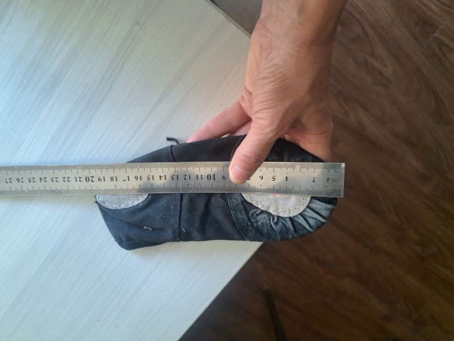 Чешки белого и чёрного  цвета