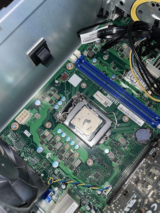 Sistem Desktop Gaming Lenovo