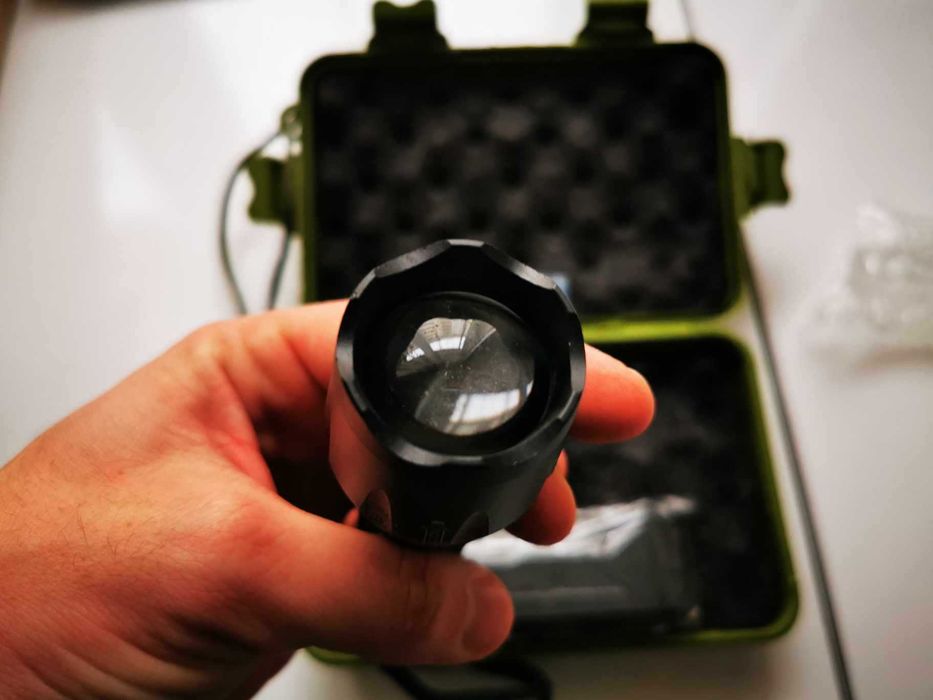 Lanterna LED puternica reincarcabila acumulator 18650